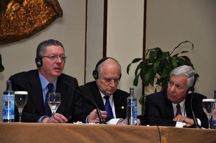 Left to right, Spanish Minister of Justice, Alberto Ruiz Gallardon,  Malcolm Hoenlein, executive vice chairman, Conference of Presidents of Major American Jewish Organizations, Robert Sugarman, Chairman, Conference of Presidents of Major American Jewish Organizations.